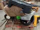 un panier posé sur un tas d'articles disposés sur une palette
