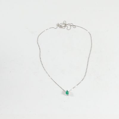 collier en argent orné d'une pierre verte sur fond blanc