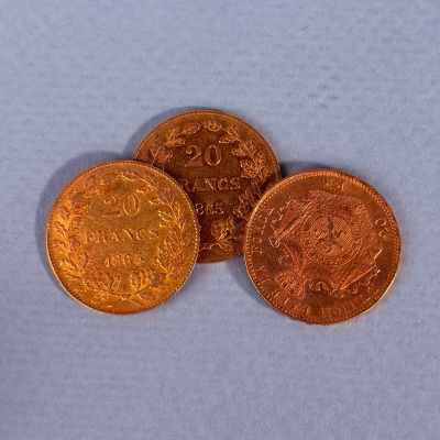 trois types de pièces différents posés sur une surface blanche