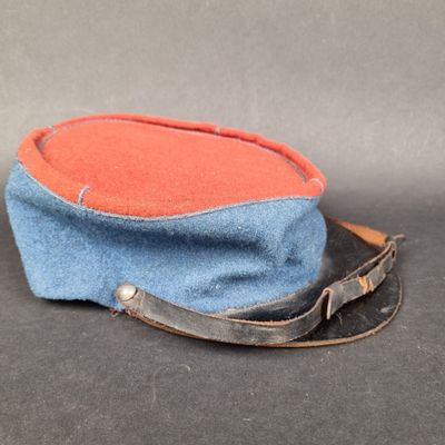 un chapeau bleu et orange muni d'un cordon en cuir