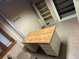 un bureau avec une chaise et une bibliothèque dans un coin