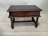 une vieille table en bois surmontée d'un tiroir