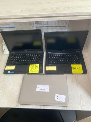 deux ordinateurs portables posés sur une table