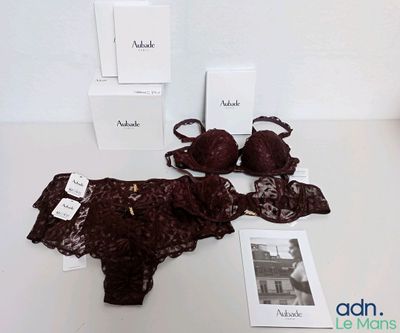 trois soutiens-gorge et une paire de sous-vêtements posés sur une table