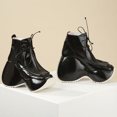 COURRÈGES, Paire de bottines à lacets et importantes platefo…