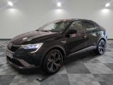 la voiture noire est garée sur un sol en damier dans le garage
