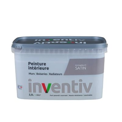un gros plan d'un pot de peinture sur fond blanc