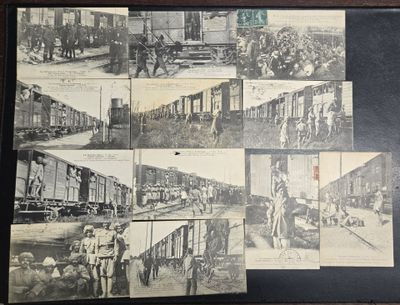 de nombreuses photos de personnes voyageant ensemble dans un train