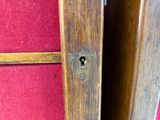 un gros plan d'une porte en bois sur laquelle se trouve une clé