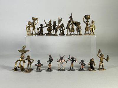 Lot de quinze sujets en métal doré et cinq sujets en plomb p…