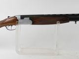 un fusil avec un canon en bois sur un support transparent