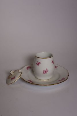 une tasse et une soucoupe, accompagnées d'une cuillère, posées sur une table