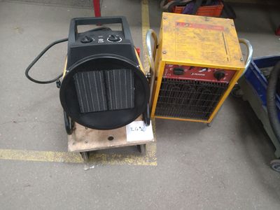 un petit radiateur posé à côté d'un autre petit radiateur dans un garage