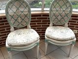 paire de chaises de salle à manger anciennes à dossier en rotin, de fabrication française