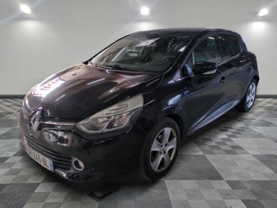 la voiture noire est garée dans le garage sur le sol en damier