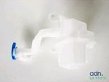 un gros plan d'un objet en plastique muni d'une poignée bleue, posé sur une surface blanche