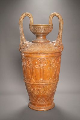 un grand vase posé sur une table