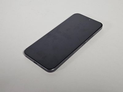 gros plan d'un téléphone portable sur une surface blanche