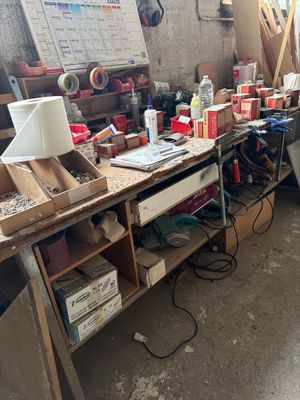 un établi dans un garage, sur lequel sont posés de nombreux outils