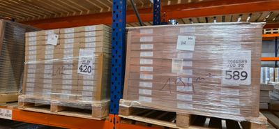 une palette de cartons posée sur une autre palette dans un entrepôt