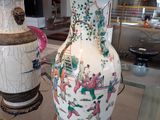 deux vases posés sur une table en verre dans une pièce