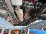 vue du moteur d'une voiture vu d'en dessous