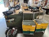 Il y a de nombreux types de machines différents dans cet entrepôt