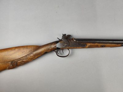 un vieux fusil avec une crosse en bois et une crosse en bois