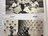 deux photos en noir et blanc représentant un groupe de personnes assises sur un banc