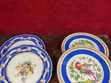 quatre assiettes posées sur une table en bois