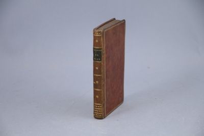 un petit livre posé sur une table
