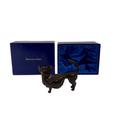 figurine de chat noir dans un coffret cadeau doublé de velours bleu