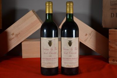 deux bouteilles de vin posées l'une à côté de l'autre sur une table