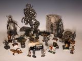 de nombreuses figurines en argent posées sur une table