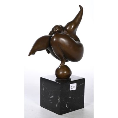 une image représentant une sculpture en bronze d'un oiseau posée sur un socle en marbre