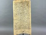 un morceau de parchemin sur lequel est posé une corne