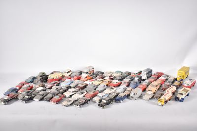 de nombreuses petites voitures posées sur une surface blanche