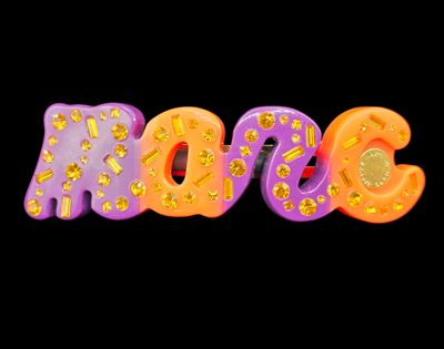 Marc JACOBS Barrette à cheveux "Marc" en résine polychrome. …