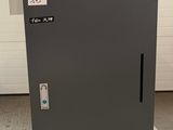 une machine qui se trouve dans un garage