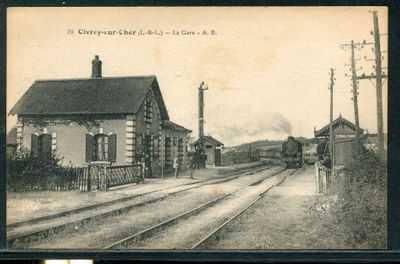 une photo en noir et blanc d'un train qui arrive sur les rails
