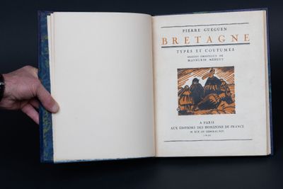 quelqu'un tient un livre sur lequel figure la photo d'un homme