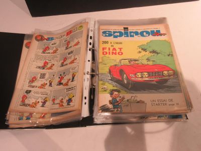 une photo d'un livre ouvert posé sur une table