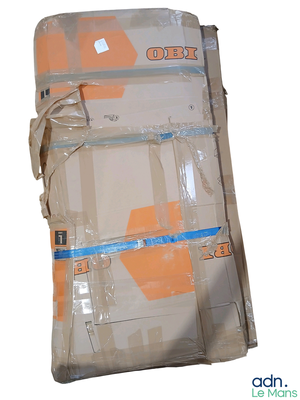 un grand morceau de carton emballé dans du plastique