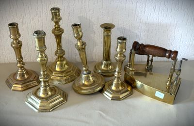 un grand nombre de bougies posées sur une table