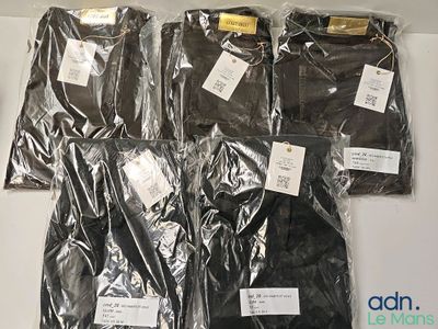 quatre paires de t-shirts noirs dans un sac en plastique