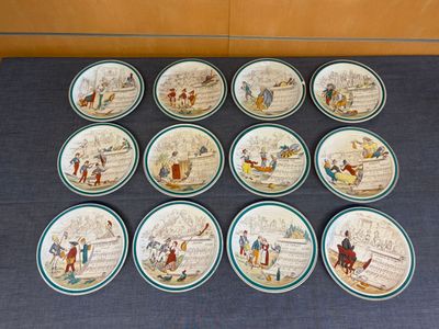 neuf assiettes ornées de photos de personnes, posées sur une table