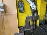 une photo d'une machine sur laquelle est représentée une tête de cheval