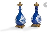 paire de vases en porcelaine bleue et blanche à socle doré