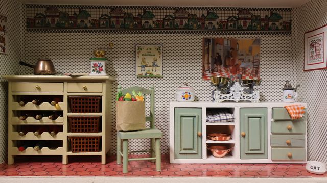 Diorama. Composition miniature, dans une vitrine en bois, vitre e...