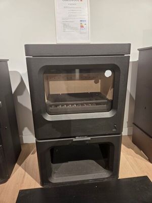 deux fours exposés dans une pièce
